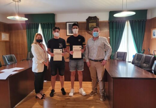O alcalde entrega os certificados B2 de Oxford a dous alumnos dos cursos de inglés que organiza o Concello de Boqueixón